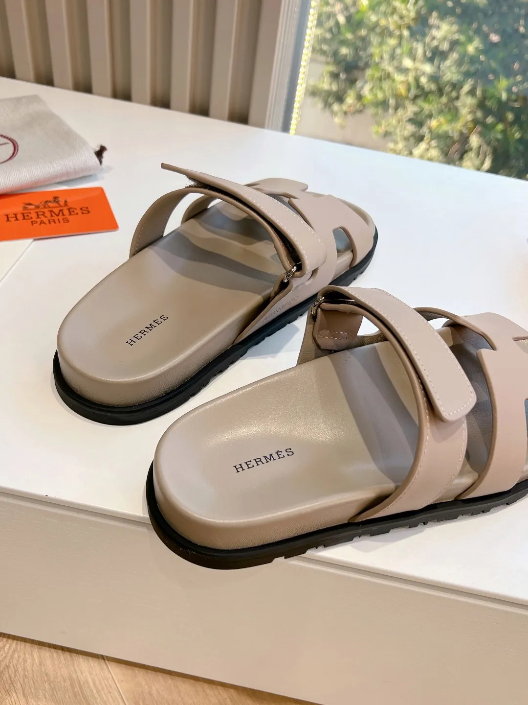 👟👟Ex-factory price 440👟👟 Men's size +10 H family 2024 spring and summer new style HERMES Hermes' recently popular couple's shoes, pig nose angle sandals and slippers, paired with various colorful socks, extremely trendy. Upper lining: imported original material. Outsole: non-slip and wear-resistant outsole. Size: Female 35-42 (40/42 non-returnable and non-exchangeable) Men’s size: 39-45 (45 is non-refundable and non-exchangeable)